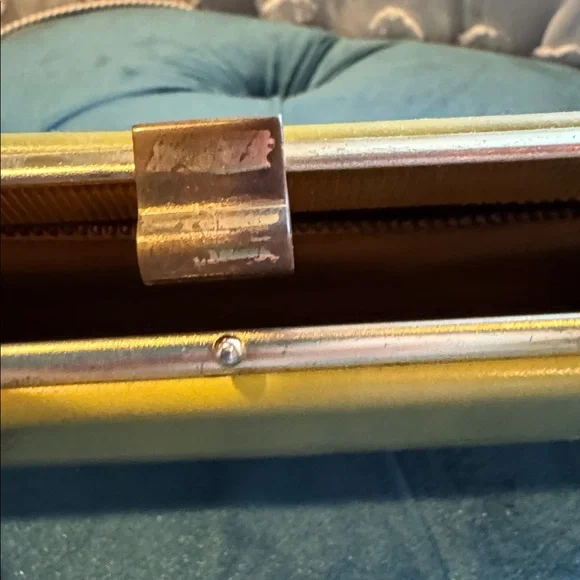 Elegant Vintage Olive Clutch with Amber Handle (Bakelite ?) - Picture 3 of 5